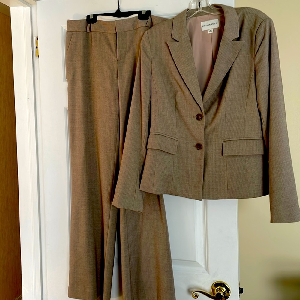 Woman’s Banana Republic pants suit. Fully lined. 2 button blazer with 2 pockets